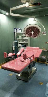 1980MM Tabella ginecologica elettrica multifunzionale del letto dell'esame di consegna ostetrica di 90 gradi con la macchina per colata continua