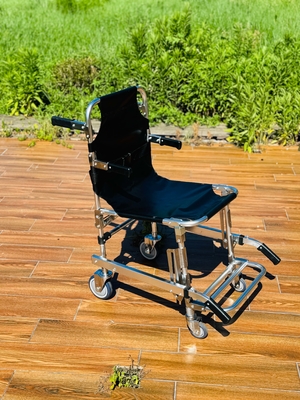 Un buon prezzo. Stretcher per scale pieghevole di alluminio ingrossato con tessuto in PVC 4 ruote e 6 maniglie in linea
